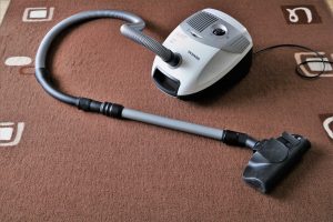 Staubsauger auf einem Teppich