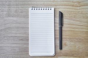 Notizzettel und ein Stift auf einem Tisch