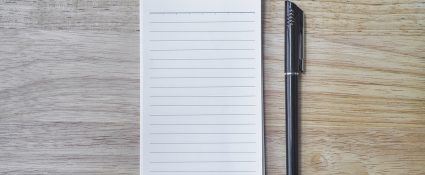 Notizzettel und ein Stift auf einem Tisch