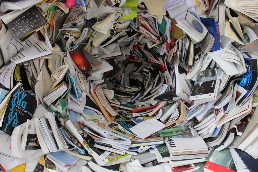 Bücher und Zeitschriften in einem Haufen