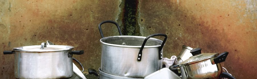 Ein Haufen Geschirr in einem alten Waschbecken.