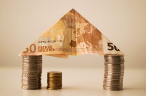 50 Euro und drei Stapel Kleingeld